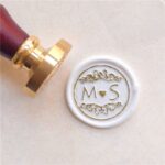 Sello de lacre personalizado con iniciales y adorno